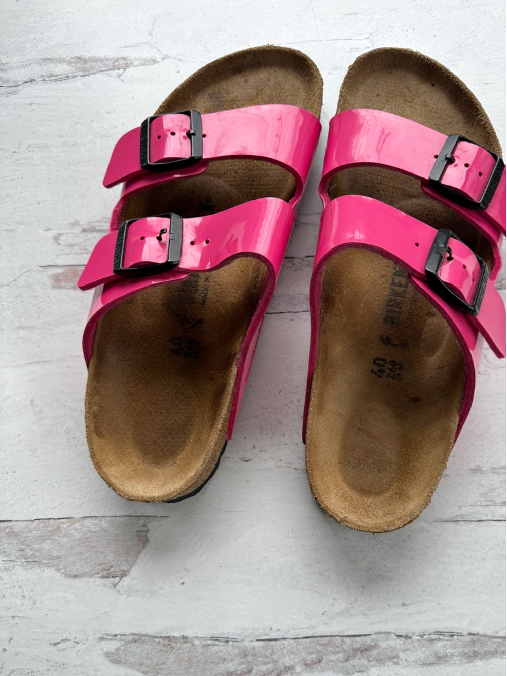 Birkenstock • Arizona Patent Pink Sandals Sz 40 - Picture 5 of 11